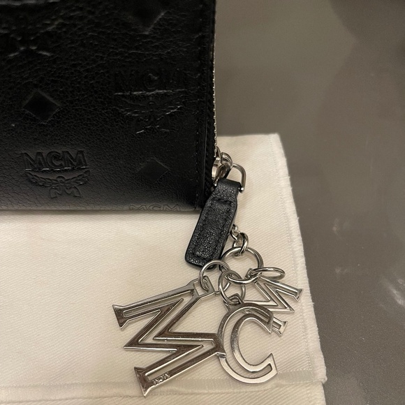 MCM Klara zip around wallet - Picture 3 of 5